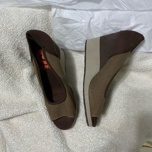 COPY - Sz 6 Brown Teva wedge shoe